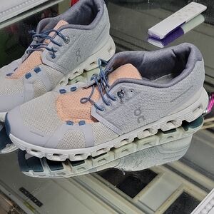 Mens 10 On Cloud 5 running shoes in glacier and undyed colors.  Excellent Shoe.